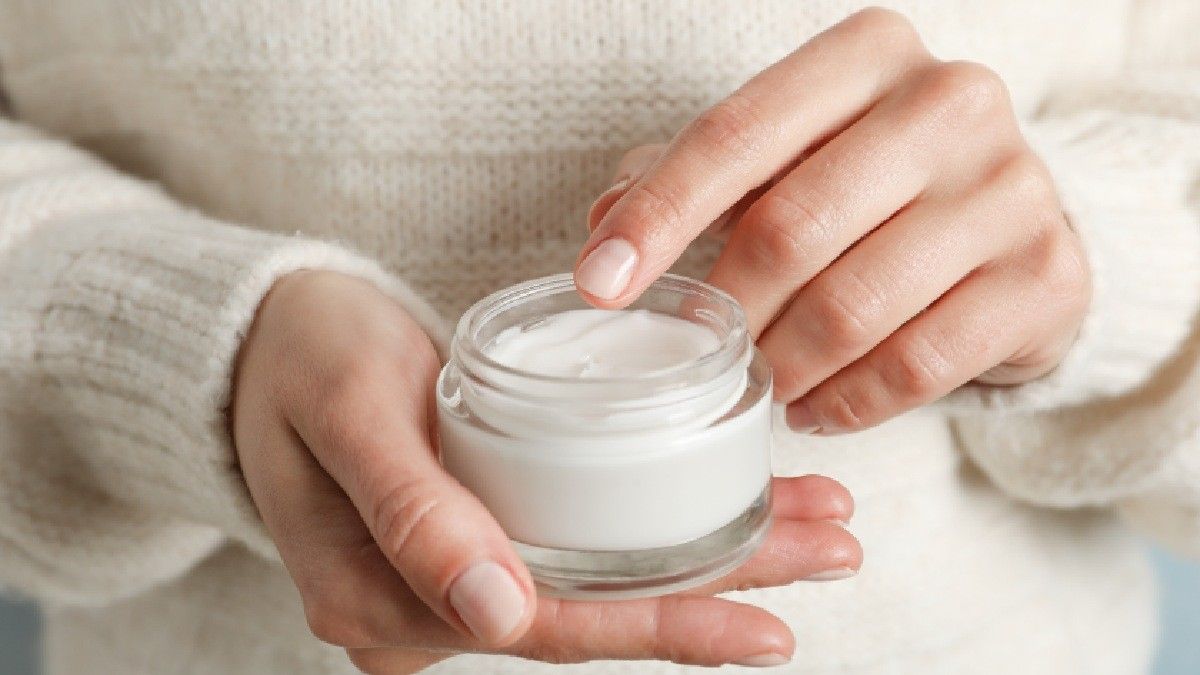 6 Perbedaan Moisturizer dan Pelembab yang Harus Kamu Tahu perbedaan moisturizer dan pelembab